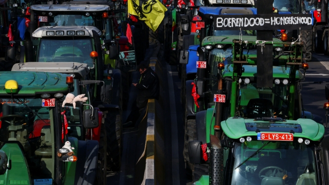 Agricultores realizam protesto em Bruxelas contra políticas ambientais da UE