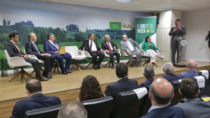 Não tem como ficar discutindo a poluição no mundo e continuar consumindo combustível fóssil, defende ministro