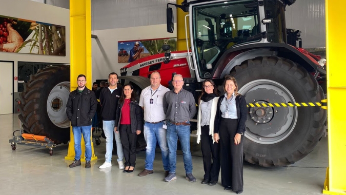 Parceria garante formação gratuita em máquinas agrícolas com alta tecnologia para jovens