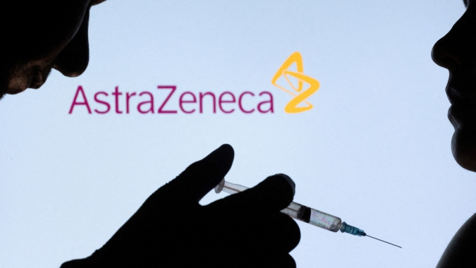 Vacina de reforço da AstraZeneca funciona contra Ômicron, aponta estudo laboratorial de Oxford