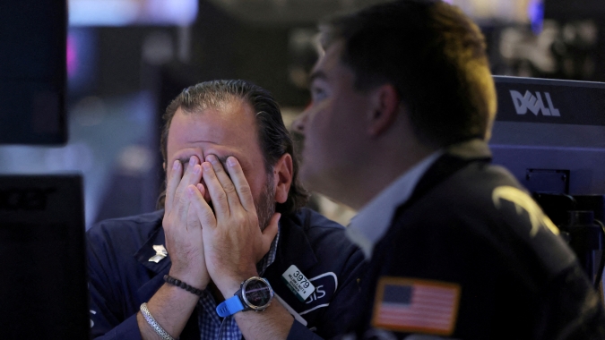 Wall St tem queda e afunda ainda mais em território de mercado em baixa