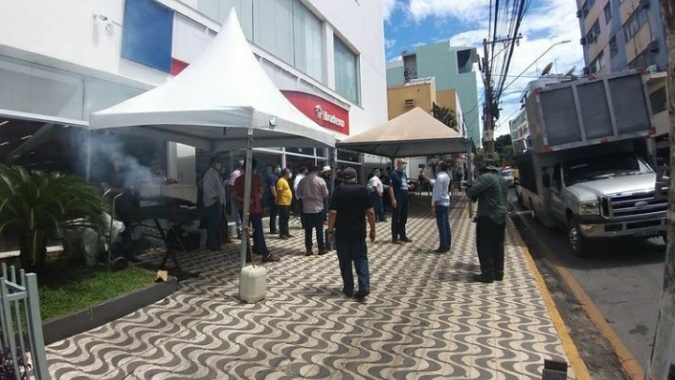 Churrascos em frente a agências do Banco Bradesco marcam protestos e indignação de pecuaristas em todo Brasil
