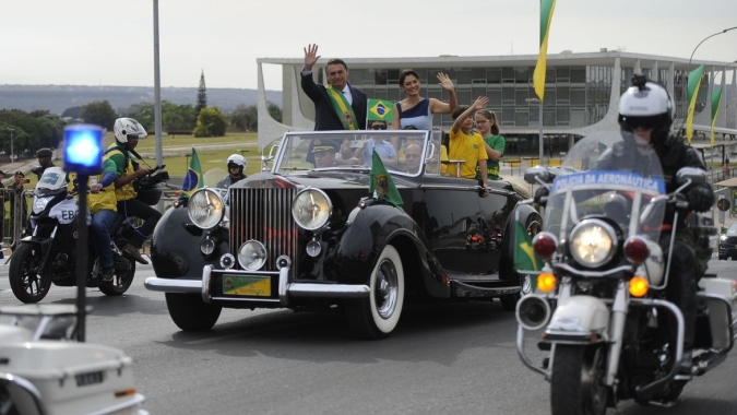 Desfile em comemoração ao Bicentenário reúne multidão na Esplanada