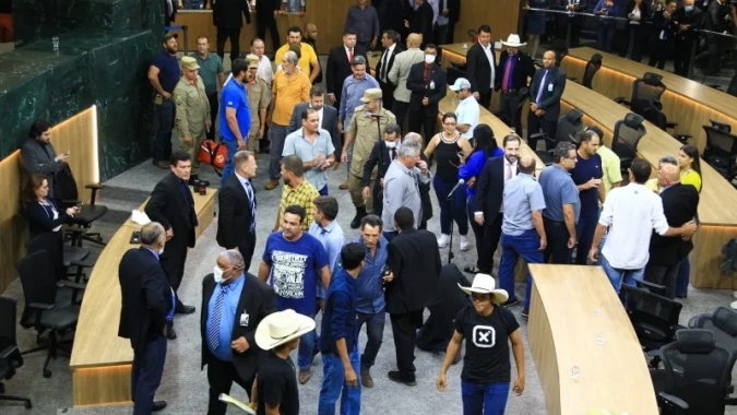 Goiás: Assembleia cancela sessão em que aconteceria 2º turno da votação de PL sobre criação do Fundeinfra após invasão de manifestantes