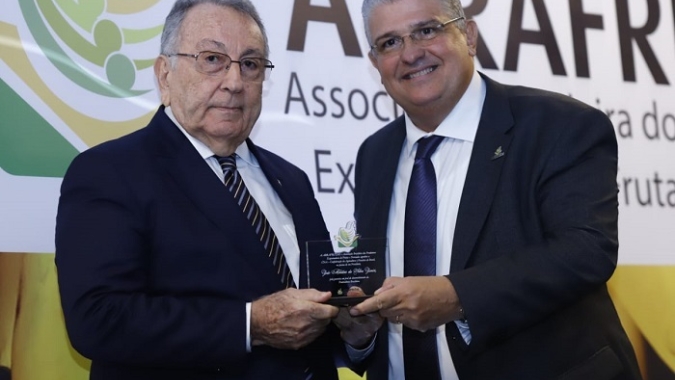 Presidente da CNA recebe Prêmio Abrafrutas 2022