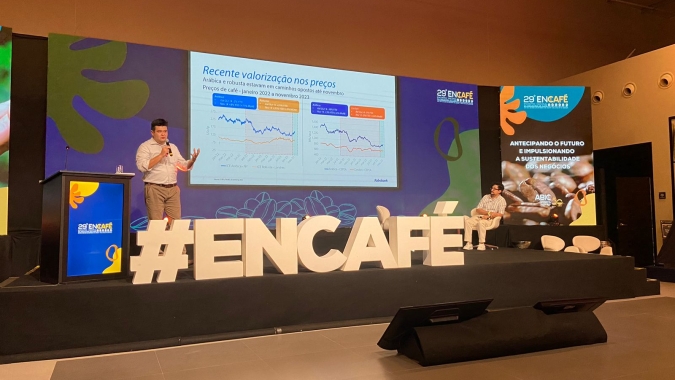 Rabobank: Mudanças na ICE aceleram queda nos estoques e reajuste nos preços de café ainda deve acontecer