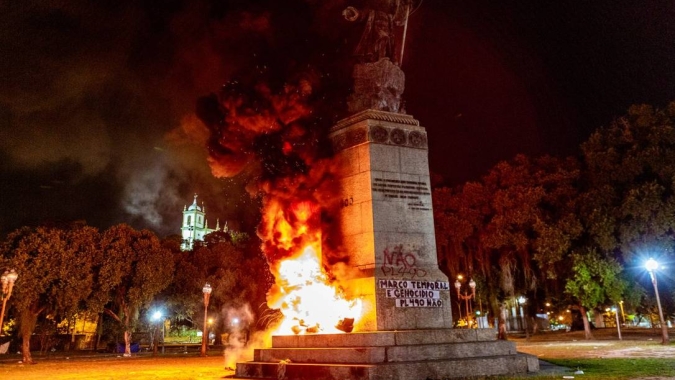 Em protesto do marco temporal, estátua de Pedro Álvares Cabral é incendiada no Rio